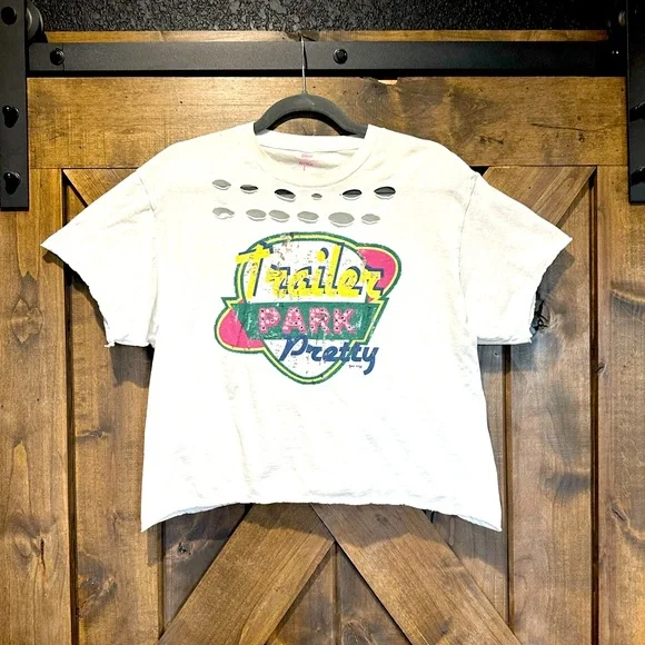 EUC Trailer Park Pretty White Slightly Cropped Tee Sz L - Picture 14 of 16